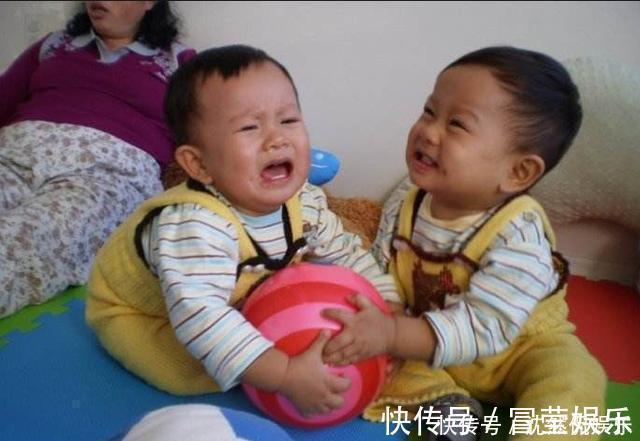 父母|孩子这些行为明明是缺爱,父母却沾沾自喜以为是高情商,太可悲了