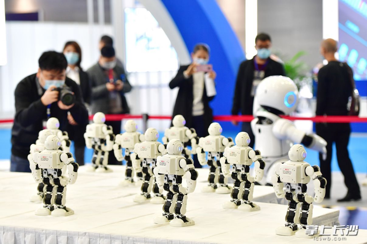 盛会|AI、VR、机器人……这场智能盛会在长开幕