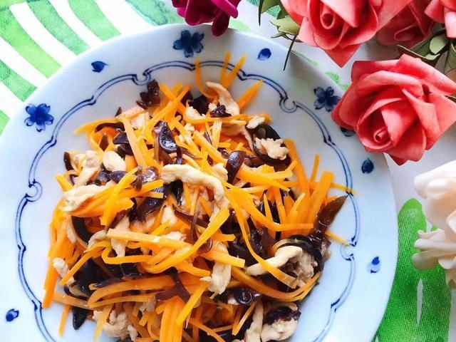 自制胡萝卜木耳炒鸡丝，鲜美低脂，营养又快手，大人孩子都爱吃