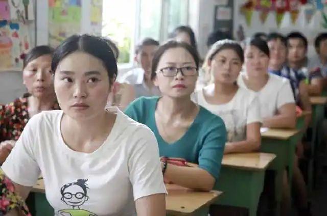 蕾丝裙|“年轻辣妈”穿蕾丝裙开家长会,家长纷纷冷脸:您是来走红毯