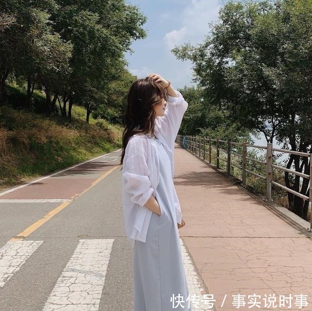 灰色 今夏非常火的“3个”流行色,显白又高级,谁穿谁好看!