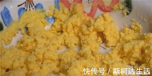 红薯|玉米面这样做真好吃，一擀一煎，5分钟出锅，连吃一个月都不腻