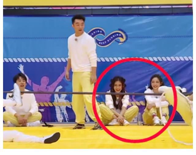 bbaby以為沒(méi)有鏡頭，轉(zhuǎn)換自己的“坐姿”，暴露出真實(shí)的腿長(zhǎng)