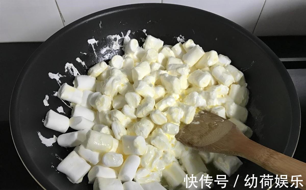 儿子爱吃牛轧糖不用花钱买，自己在家就能做，简单好做无添加