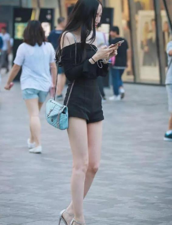 一字肩|小姐姐身穿一字肩上衣,下半身搭配黑色短裤,清新靓丽又显气质