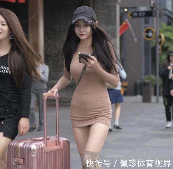 长靴 卡其色修身连衣裙搭配黑色鸭舌帽,简单时尚,气质迷人