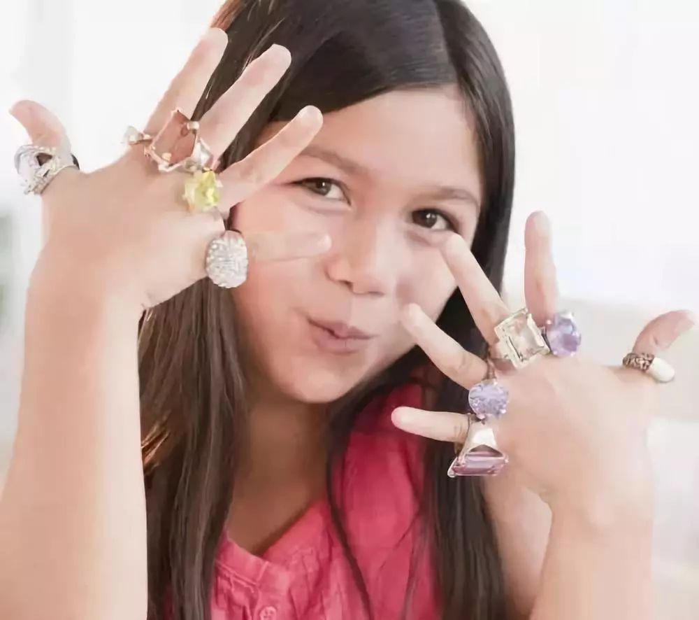 贫穷|该不该和孩子讲挣钱很难父母三种截然不同的态度,决定孩子未来