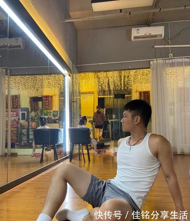 白袜|这枚00后的大1体育生有点可爱哦！