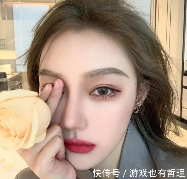 嘴唇|哪些人不适合“哑光”口红迪奥999也涂成大妈,色号再美也没用!