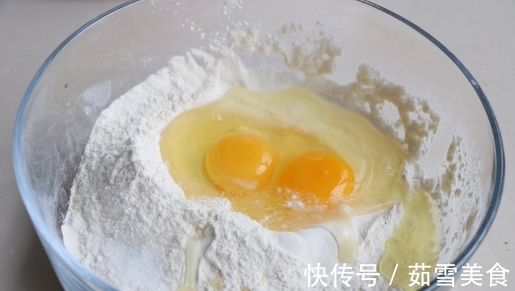 健康|面粉里加2个鸡蛋，不用蒸不用炸，健康好吃，女儿一口一个停不了