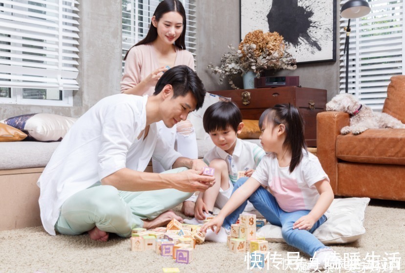 二胎|二胎的艰苦生活?妹妹被姐姐拿棍子监督,父母的教育方式引人深思