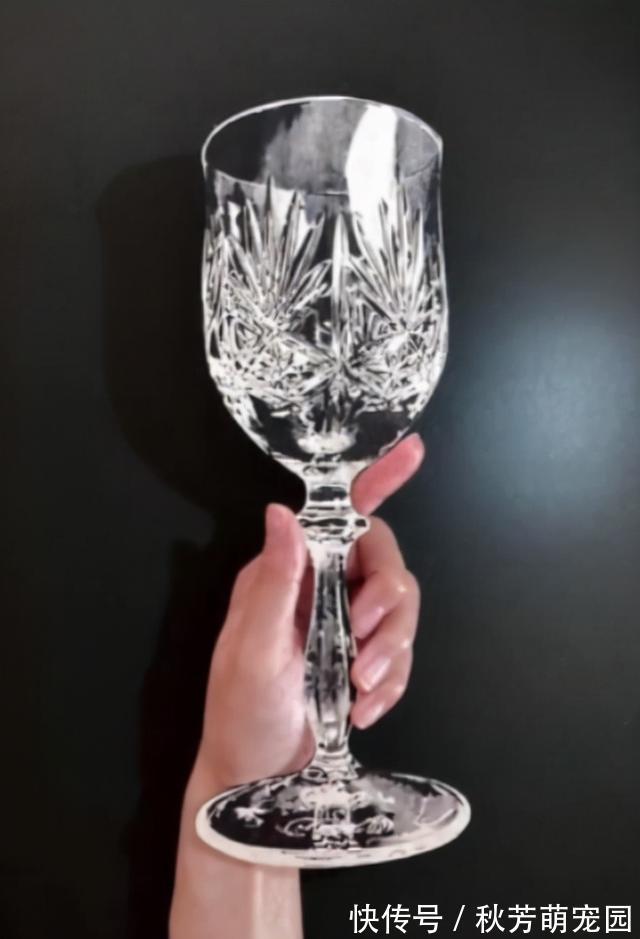 光影@日本妹子把白纸刻成玻璃杯,连水珠都能看见,裸眼3D还能这么玩?