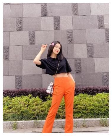 女人到了中年，切忌穿这2个颜色，多穿另外6个，更能显白减龄