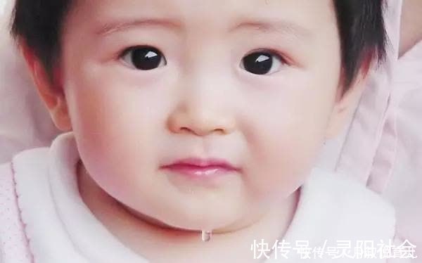 口水量|孩子经常流口水,难道是因为长牙?家长不要了解错原因了