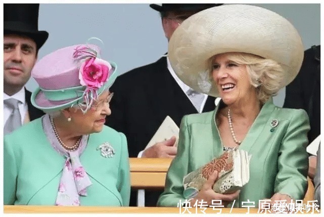 凯特 莱后和凯特同穿蓝色印花裙一个裙子太松垮显胖,另一个活泼娇媚