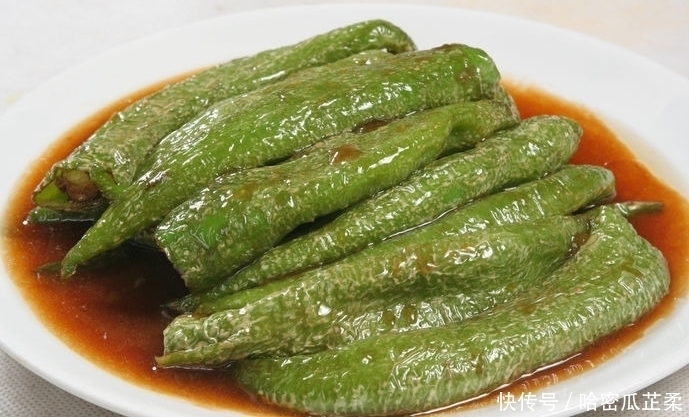 做虎皮青椒,第一步不是倒油大厨教你做法,快速起虎皮,更入味