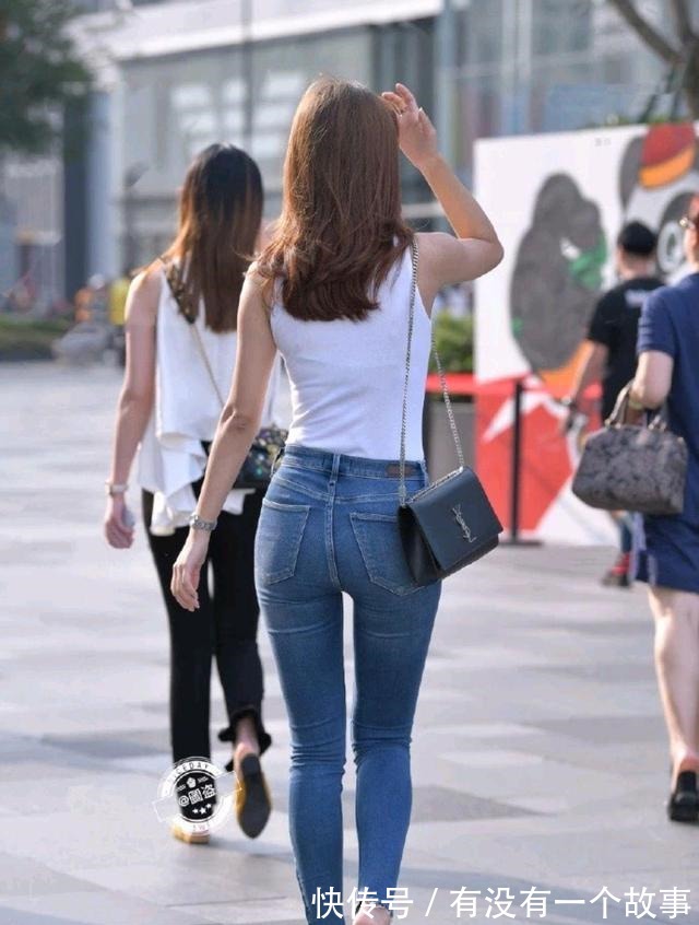 高腰 高腰牛仔裤修长细腿设计,搭配白色针织开衫背心,身材高挑小姐姐!