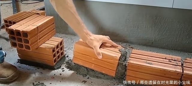 瓦工|瓦工给橱柜加了一层底座,完工后太实用,邻居看了都想重做