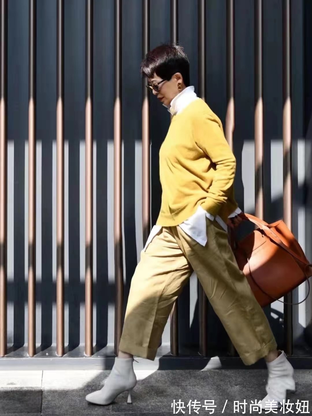 高领|五六十岁的女人,尽量别穿连衣裙,多穿“9分裤”,洋气又减龄