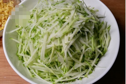 馅饼|一个萝卜,2个鸡蛋,不用发面,教你这样做馅饼,营养又味美