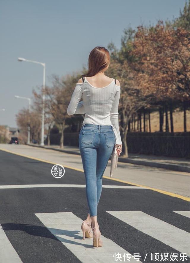 紧身牛仔裤 小姐姐穿紧身牛仔裤,随意搭配都超级美丽,塑造纤细小蛮腰