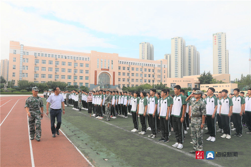 新闻记者|挥洒汗水 不负韶华 青岛高新职业学校军训汇报演出展风采