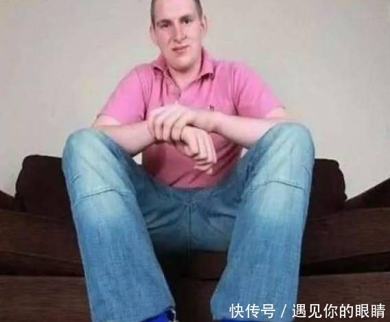 世界上最大的脚,总长36.8厘米,鞋子可以给宝宝当摇篮