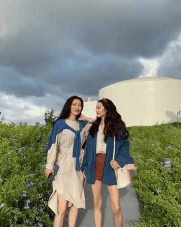 鞋装 脱掉你的运动鞋吧,今年流行这3种平底鞋,五十多岁女人穿好时髦