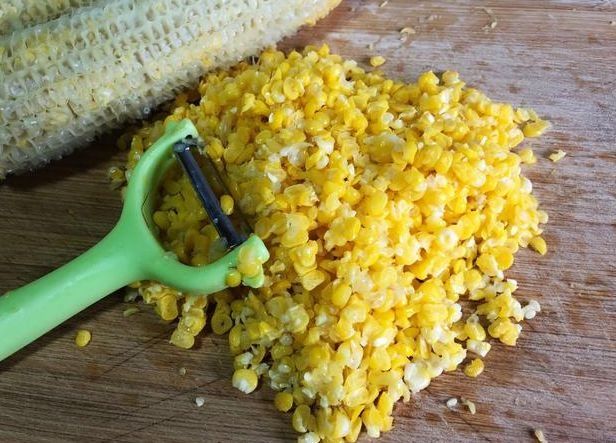 玉米别再煮着吃了,搭配鸡蛋这样做,快手又鲜香,孩子更喜欢