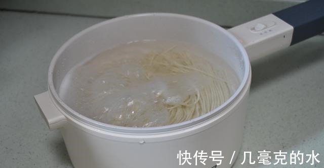 芝麻酱|一个人的午餐这样做简单省事，8分钟就做好，花钱少营养又美味！