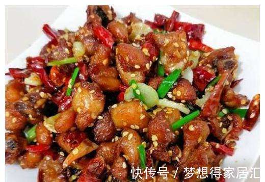 此菜辣爆味蕾，色泽艳丽，酥香爽脆，在家做超实惠，新手也会做