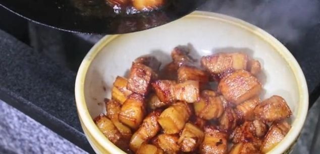 把五花肉扔进电饭锅，不加一滴水，出锅后一大锅都不够吃，太香了