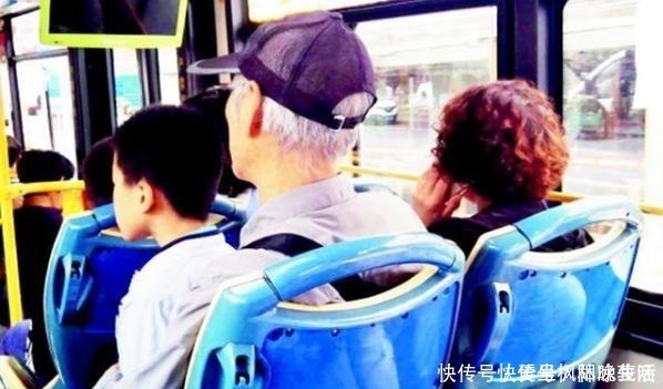聪聪|老人嫌7岁儿子让座慢,将书包扔在地上,宝爸的处理方式硬气!