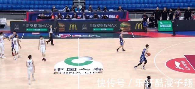 李春江|难堪!郭昊文无人防守秀扣篮,李春江国骂问候马布里