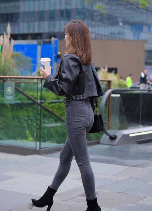 牛仔裤|皮衣外套帅气十足,搭配牛仔裤休闲时尚,黑色穿搭散发高冷范儿