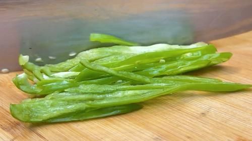 饭店的青椒肉丝好吃有技巧，很多人都不知道，大厨教你正确的做法