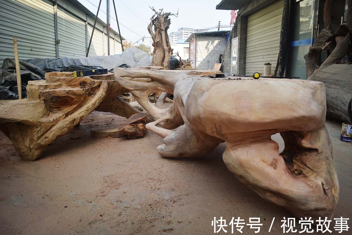 精雕!山村村民把枯树根捡回家,精雕细刻仔细打磨,万元不卖