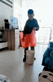 |搞笑GIF:朋友总让我来这看看,我也不知道什么意思