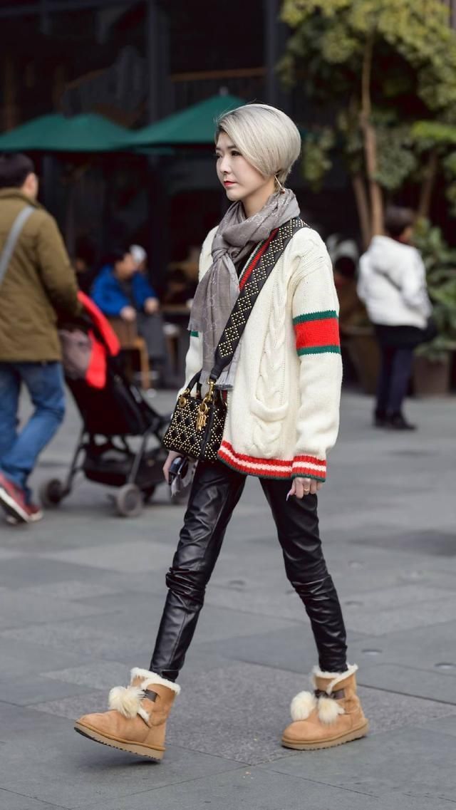 街拍高挑美女，个个甜美可爱长腿吸睛，人见人爱!