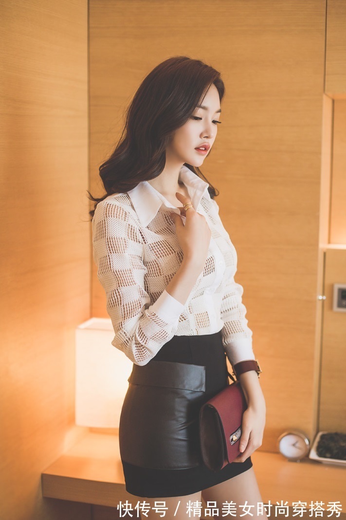 职场达人的穿搭：撞色镂空针织衬衫搭配黑色a字短裙，简约大方