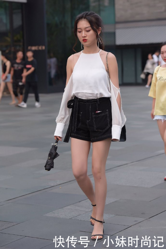街拍:时尚的短裤穿搭靓丽耐看,大方呈现你的身材和气质