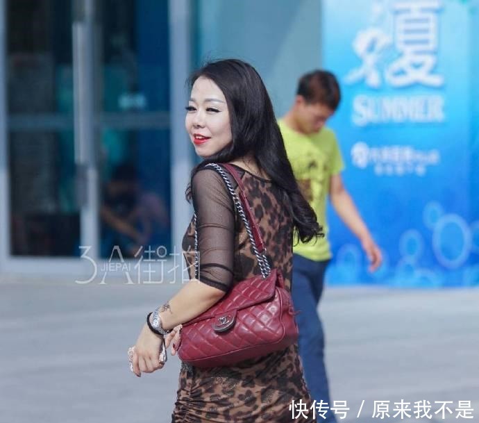 街拍穿豹纹紧身裙的40岁大妈,才是最经典的!