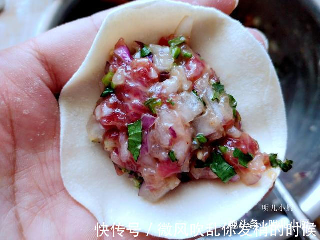 这菜5毛钱一斤，包饺子真好吃，个个肚大不走水，咬一口满嘴鲜汤