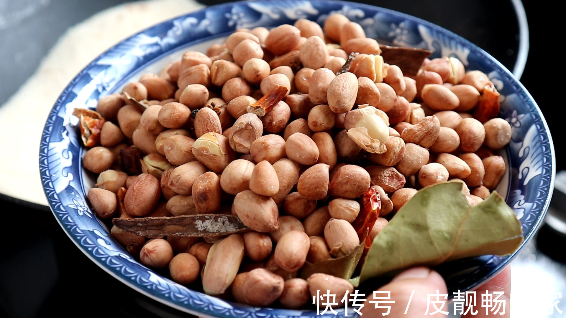 花生米别油炸着吃了，教你一个特色小吃做法，香酥脆爽，下酒必备