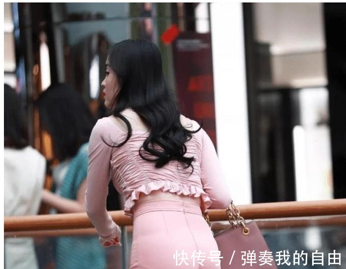 辣妈|街拍穿粉色套装的辣妈,穿搭不输年轻人