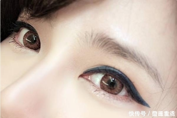 女人画眼线时,尽量少犯3个错误,显老不说,妆容还易显廉价!