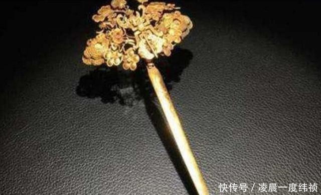 老太太带金钗去鉴宝,钗上刻有5个字,专家大惊失色您父母是谁