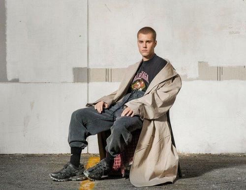 思琳|巴黎世家出红白蓝“编织袋”，1.3万一只，“同款”随处可见