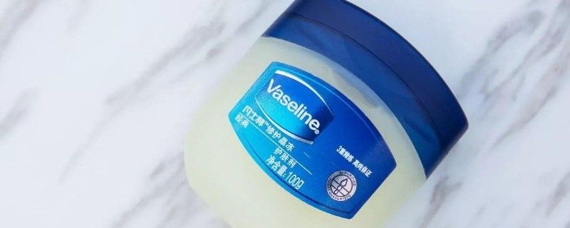 睡前用凡士林擦脸可以不洗吗