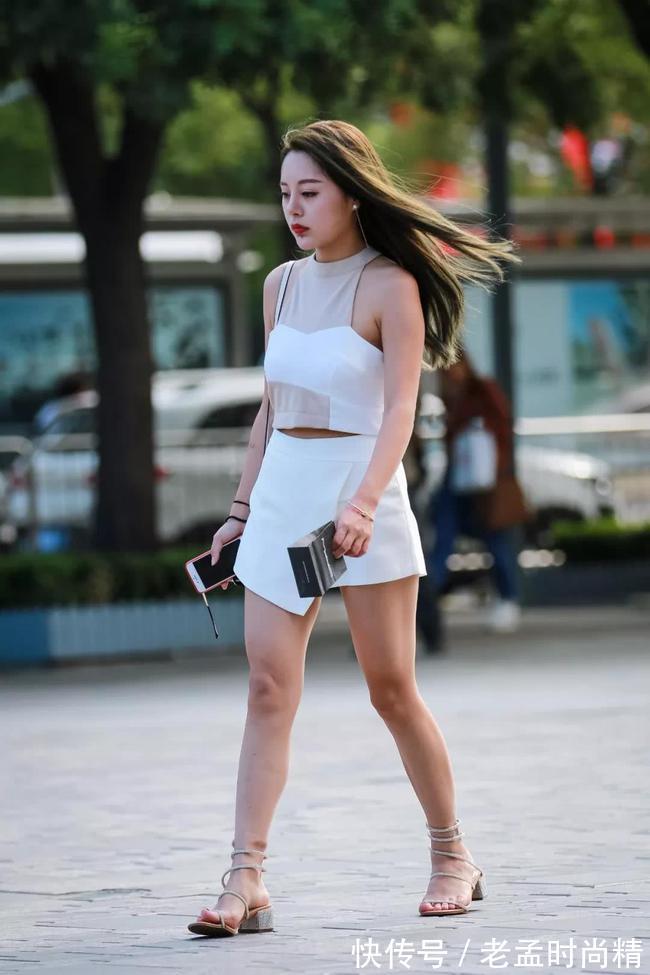 白布|气质小姐姐一整条的白布随意裹起来也能甜美范儿,这么穿很阳光